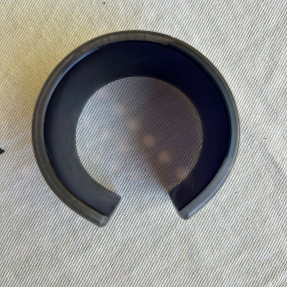 Resin cuff bracelet - cream & off-white - Picture 8 of 8